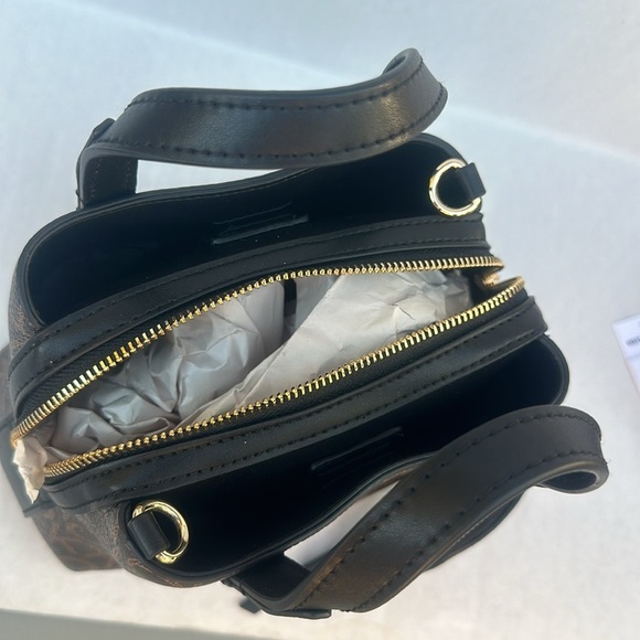 New CALVIN KLEIN Millie Signature Triple Compartment Crossbody - Picture 10 of 11